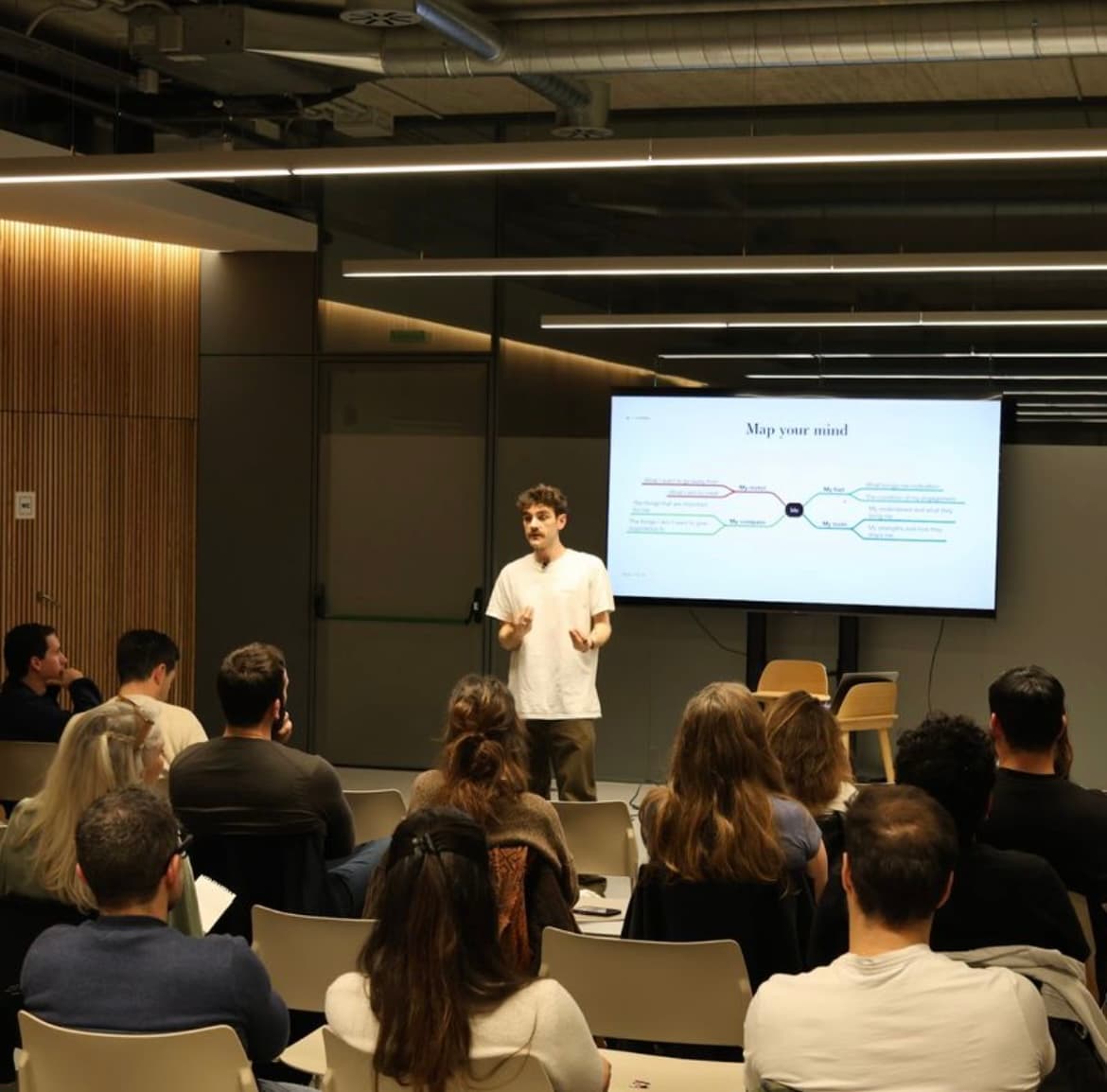 Lucas Guasch en conférence devant une grande salle